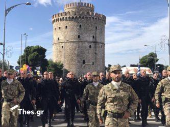 Θεσσαλονίκη: ΟΥΚάδες παρελαύνουν και τραγουδούν το «Μακεδονία Ξακουστή» μπροστά το Λευκό Πύργο