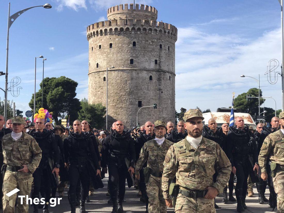 Θεσσαλονίκη: ΟΥΚάδες παρελαύνουν και τραγουδούν το «Μακεδονία Ξακουστή» μπροστά το Λευκό Πύργο