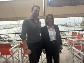Η Xρύσα Αράπογλου υποδέχτηκε τον Στέφανο Κασσελάκη στην Καλαμαριά (ΦΩΤΟ)