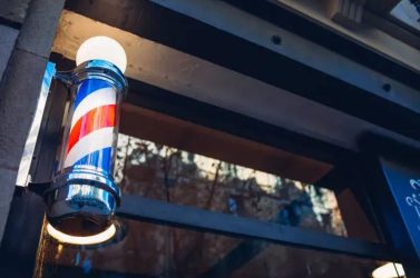 Τι συμβολίζει τελικά το barber’s pole έξω από τα κουρεία