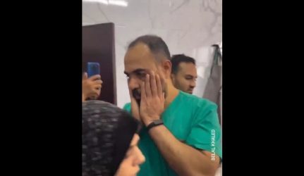 Γάζα: Γροθιά στο στομάχι η στιγμή που γιατρός μαθαίνει ότι ο γιος του σκοτώθηκε σε βομβαρδισμό (ΒΙΝΤΕΟ)