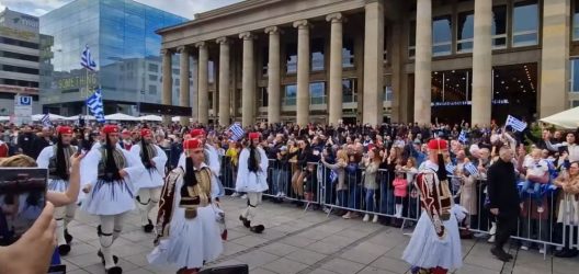 Γερμανία: Παρέλασαν ενόψει της 28ης Οκτωβρίου χιλιάδες ελληνόπουλα στη Στουτγκάρδη
