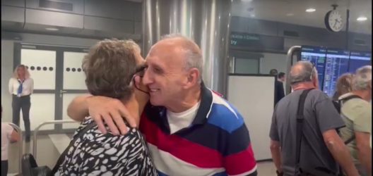 Συγκινητικές στιγμές στο αεροδρόμιο “Μακεδονία” κατά την επιστροφή Ελλήνων από το Ισραήλ (ΒΙΝΤΕΟ)