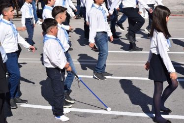 Καλαμαριά: Μαθητής με απώλεια όρασης συμμετείχε με καμάρι στην παρέλαση για την 28η Οκτωβρίου (ΦΩΤΟ)
