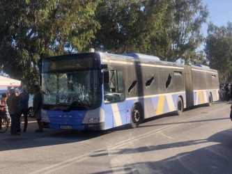 Αναστάτωση στη Λούτσα: Ανδρας έσπασε τζάμια λεωφορείου και φώναζε «θα σας σκοτώσω όλους»