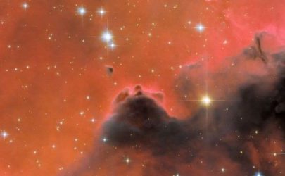 NASA: Τηλεσκόπιο κατέγραψε εντυπωσιακό κόκκινο νεφέλωμα σε απόσταση 7000 ετών φωτός από τη Γη
