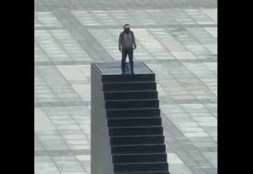 Συναγερμός στην Πολωνία: Ανδρας απειλεί να πυροδοτήσει βόμβα σε πλατεία της Βαρσοβίας (ΒΙΝΤΕΟ)