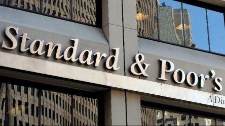 Ο οίκος Standard and Poor’s έδωσε την επενδυτική βαθμίδα στην Ελλάδα 
