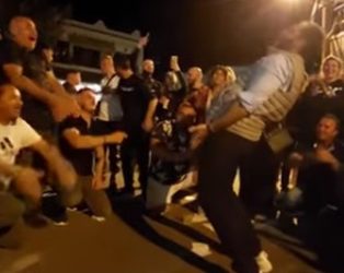 Χαλκιδική: Δήμαρχος έδειξε τα γεννητικά του όργανα χορεύοντας (ΒΙΝΤΕΟ)
