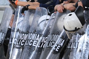 Ζητούν εξηγήσεις από αστυνομικούς γιατί ακουμπούσαν στον τοίχο σε αγώνα του Αρη