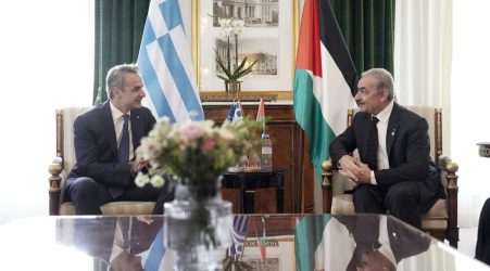 Μητσοτάκης στον πρωθυπουργό της Παλαιστίνης: “Η Ελλάδα είναι έτοιμη να συνδράμει με ανθρωπιστική βοήθεια”