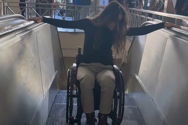 Παραολυμπιονίκης κατεβαίνει με το αναπηρικό της αμαξίδιο τις κυλιόμενες σκάλες του μετρό (ΒΙΝΤΕΟ)