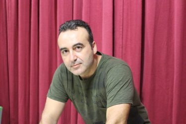 Γιώργος Μπουρονίκος (συγγραφέας του “Αχυρώνα”): “Τα τελευταία χρόνια ζούμε ένα αέναο παιχνίδι επιβίωσης”