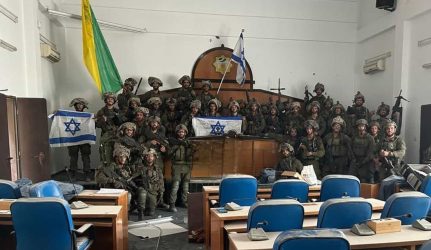 Γάζα: Μπήκε στο κοινοβούλιο ο στρατός – Υψωσε σημαίες του Ισραήλ (ΦΩΤΟ)