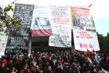 Η Θεσσαλονίκη τιμά του αγωνιστές του Πολυτεχνείου – Λουλούδια στο μνημείο του ΑΠΘ
