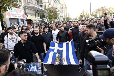 Πολυτεχνείο: Στην αμερικανική πρεσβεία η πορεία με την αιματοβαμμένη σημαία (ΦΩΤΟ)