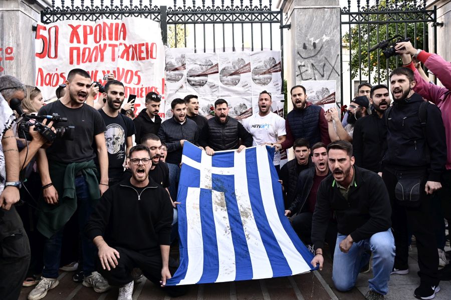 Πολυτεχνείο πορεία με αιματοβαμμένη σημαία