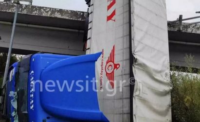 Θεσσαλονίκη: Νταλίκα έπεσε από γέφυρα στην εξωτερική περιφερειακή οδό (ΒΙΝΤΕΟ)