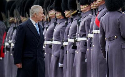 Ο Βασιλιάς Κάρολος φόρεσε γραβάτα με ελληνικές σημαίες (ΦΩΤΟ)