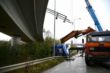 Θεσσαλονίκη: Καρέ – καρέ η ανάσυρση της νταλίκας που έπεσε από γέφυρα (ΦΩΤΟ)