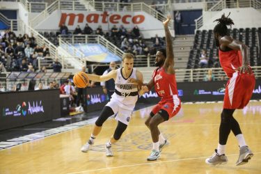 ΠΑΟΚ – Χάποελ 79-77: Ο “Δικέφαλος” επικράτησε με κορυφαίο τον Κένταλ Σμιθ