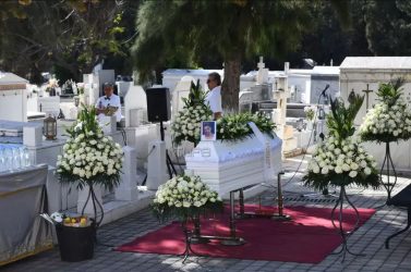 Θλίψη στην κηδεία του ηθοποιού Αλέξανδρου Κομπόγιωργα (ΦΩΤΟ)