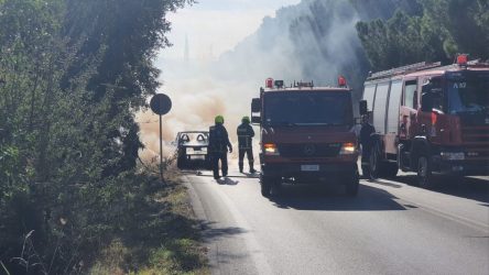 Θεσσαλονίκη: Στις φλόγες αυτοκίνητο στον παράδρομο της Μουδανιών