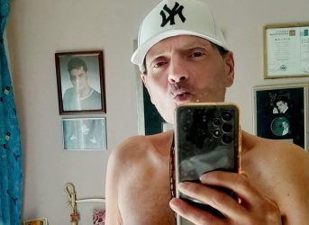 Συγκινεί ο Γιώργος Δασκαλάκης – Δείχνει το σώμα του ενώ παλεύει με τον καρκίνο