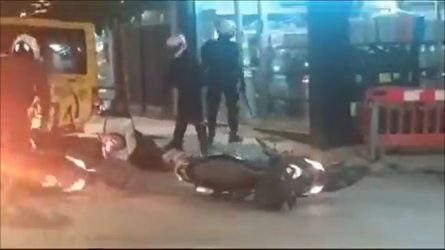 Εισαγγελική έρευνα για το βίντεο με τους αστυνομικούς να δέρνουν πολίτη στην πλατεία Βικτωρίας