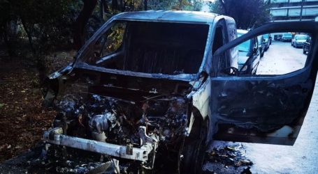 Επεισόδια στην Καισαριανή: Εκαψαν αυτοκίνητο και έσπασαν καταστήματα (ΦΩΤΟ)