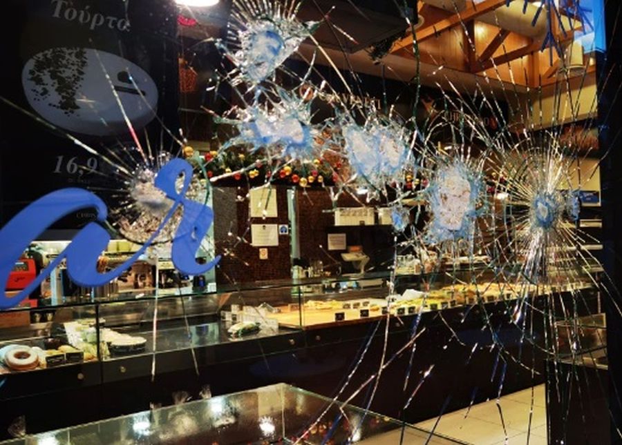 Επεισόδια στην Καισαριανή: Εκαψαν αυτοκίνητο και έσπασαν καταστήματα