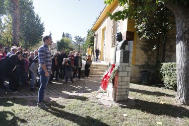 Στέφανος Κασσελάκης: Κατέθεσε στεφάνι για το Πολυτεχνείο στο μνημείο του ΕΑΤ – ΕΣΑ (ΦΩΤΟ)