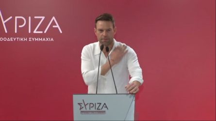 Στέφανος Κασσελάκης: Τι σημαίνει το… ξεσκόνισμα που έκανε από τον ώμο του (ΒΙΝΤΕΟ)