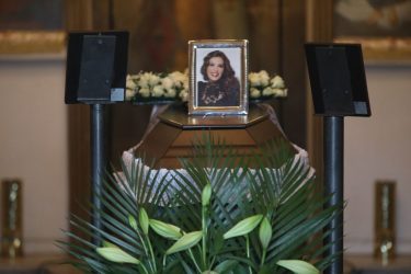 Θρήνος στην κηδεία της Κάτιας Νικολαΐδου – Τραγική φιγούρα η μητέρα της (ΦΩΤΟ)