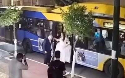 Νύφη στον Πειραιά πήγε στην εκκλησία με το… τρόλεϊ (ΒΙΝΤΕΟ)