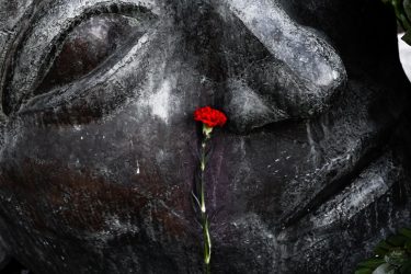 Πολυτεχνείο: Σε ποιον ανήκει η κεφαλή όπου αφήνουν λουλούδια στην επέτειο;