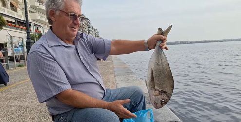 Θεσσαλονίκη: Ψάρεψε τσιπούρα από τον Θερμαϊκό και θέλει να την φάει (ΒΙΝΤΕΟ)