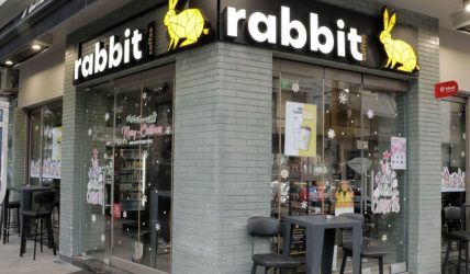 Rabbit Coffee: Το στέκι στην ανατολική Θεσσαλονίκη που έγινε η αγαπημένη μας καθημερινή συνήθεια (ΦΩΤΟ)
