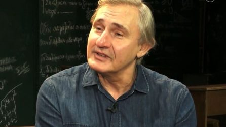 Ακης Σακελλαρίου: “Η πρώτη μου επαφή με το θέατρο ήταν για να προσεγγίσω τις κοπέλες στο σχολείο”