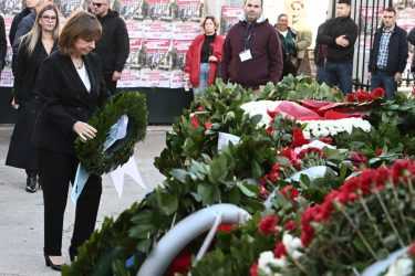 Κατέθεσε στεφάνι στο Πολυτεχνείο η ΠτΔ, Κατερίνα Σακελλαροπούλου (ΦΩΤΟ)