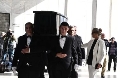 Σπύρος Φωκάς: Συγγενείς και φίλοι “αποχαιρετούν” τον σπουδαίο ηθοποιό (ΦΩΤΟ)