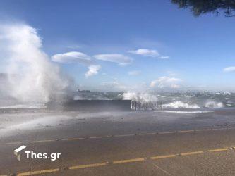 Τεράστια τα κύματα του Θερμαϊκού λόγω αέρα – Νερά στα μαγαζιά του Ναυτικού Ομίλου (ΒΙΝΤΕΟ & ΦΩΤΟ)