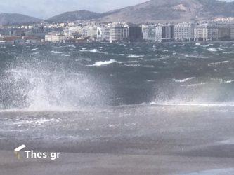 Στα 106 χλμ την ώρα οι ριπές ανέμου στην Θεσσαλονίκη – Δεκάδες οι κλήσεις στην Πυροσβεστική