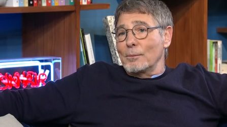 Θοδωρής Αθερίδης: «Μην τολμάτε να παίρνετε δώρο σε γυναίκα, εκτός και αν είναι μονόπετρο» (ΒΙΝΤΕΟ)