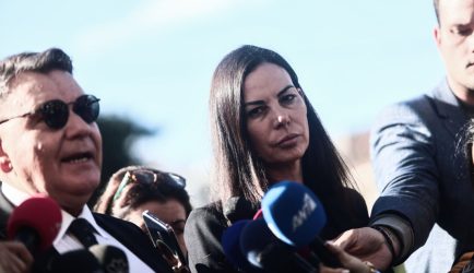 “Σχεδόν μας πάτησε η Εύη Βατίδου”, υποστήριξε ο οδηγός της μηχανής