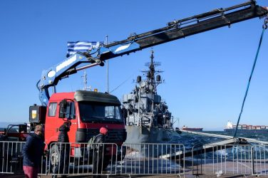 Θεσσαλονίκη: Γερανός και δύτης στην προσπάθεια διάσωσης του αντιτορπιλικού “Βέλους” (ΦΩΤΟ)