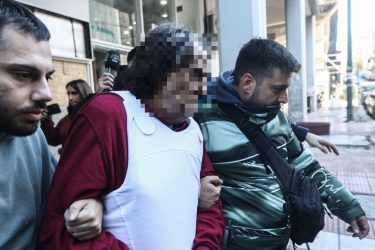 Γυναικοκτονία στη Σαλαμίνα: Ερευνες στα κινητά του 71χρονου και του θύματος – Στοιχείο “κλειδί” το τρίτο πρόσωπο