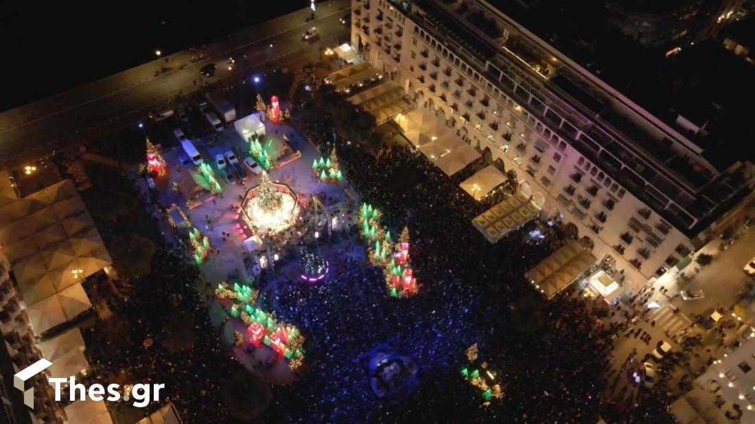 Πλατεία Αριστοτέλους γιορτή άναμμα χριστουγεννιάτικου δέντρου συναυλία εικόνα από drone