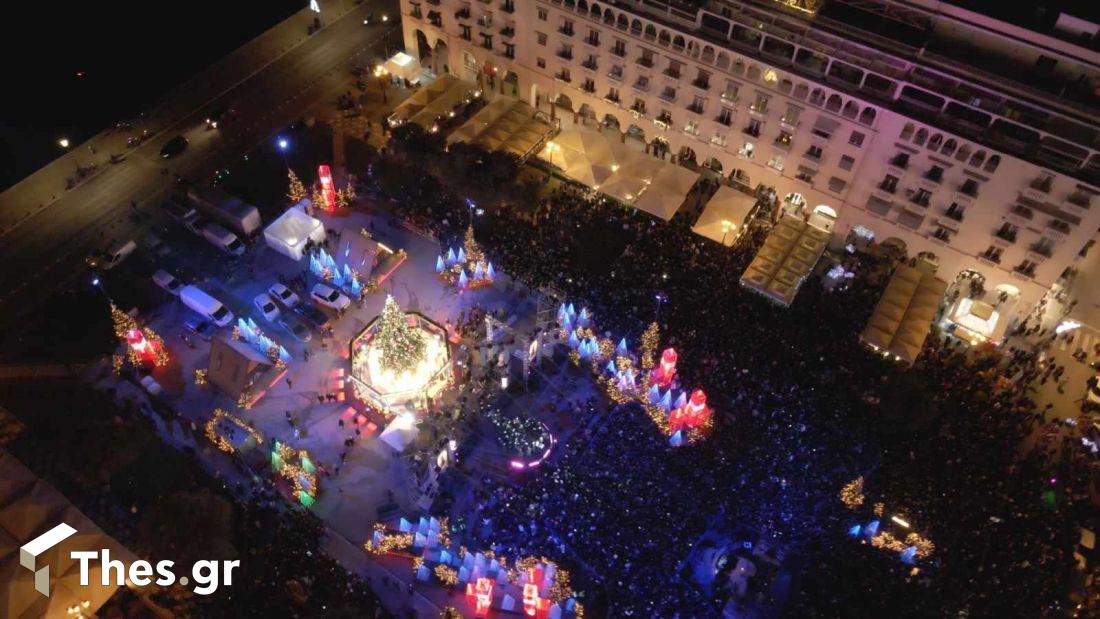 Πλατεία Αριστοτέλους γιορτή άναμμα χριστουγεννιάτικου δέντρου συναυλία εικόνα από drone