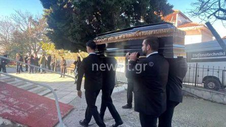 Θεσσαλονίκη: Σε κλίμα οδύνης η κηδεία της 50χρονης που δάγκωσαν τα τρία σκυλιά μέχρι θανάτου (ΦΩΤΟ)